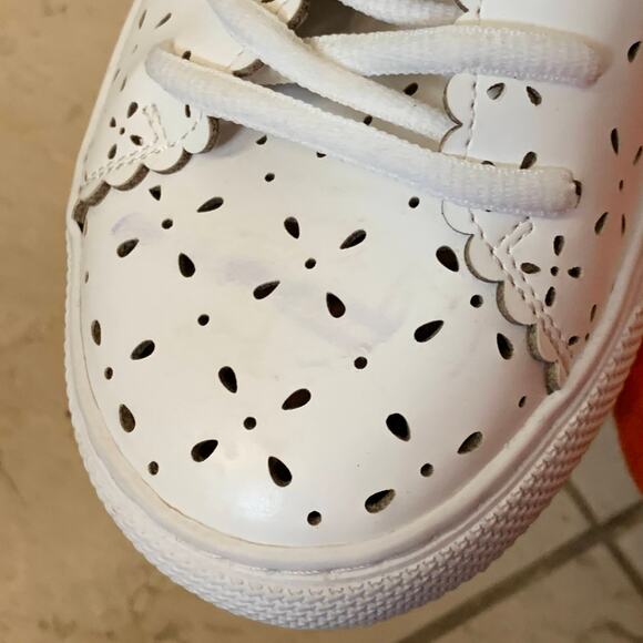 Torrid 9 W Faux Leather Laser Cut Lace Up Sneaker Casual Shoes Scalloped White - Picture 12 of 15